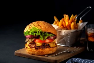 Bild på burgar och pommes